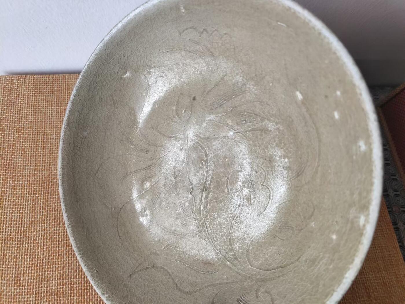 新年清货杂拍 纸币 瓷器  五代北宋风格 越窑刻花莲纹盘 约直径15.3厘米 高3.5厘米 精品