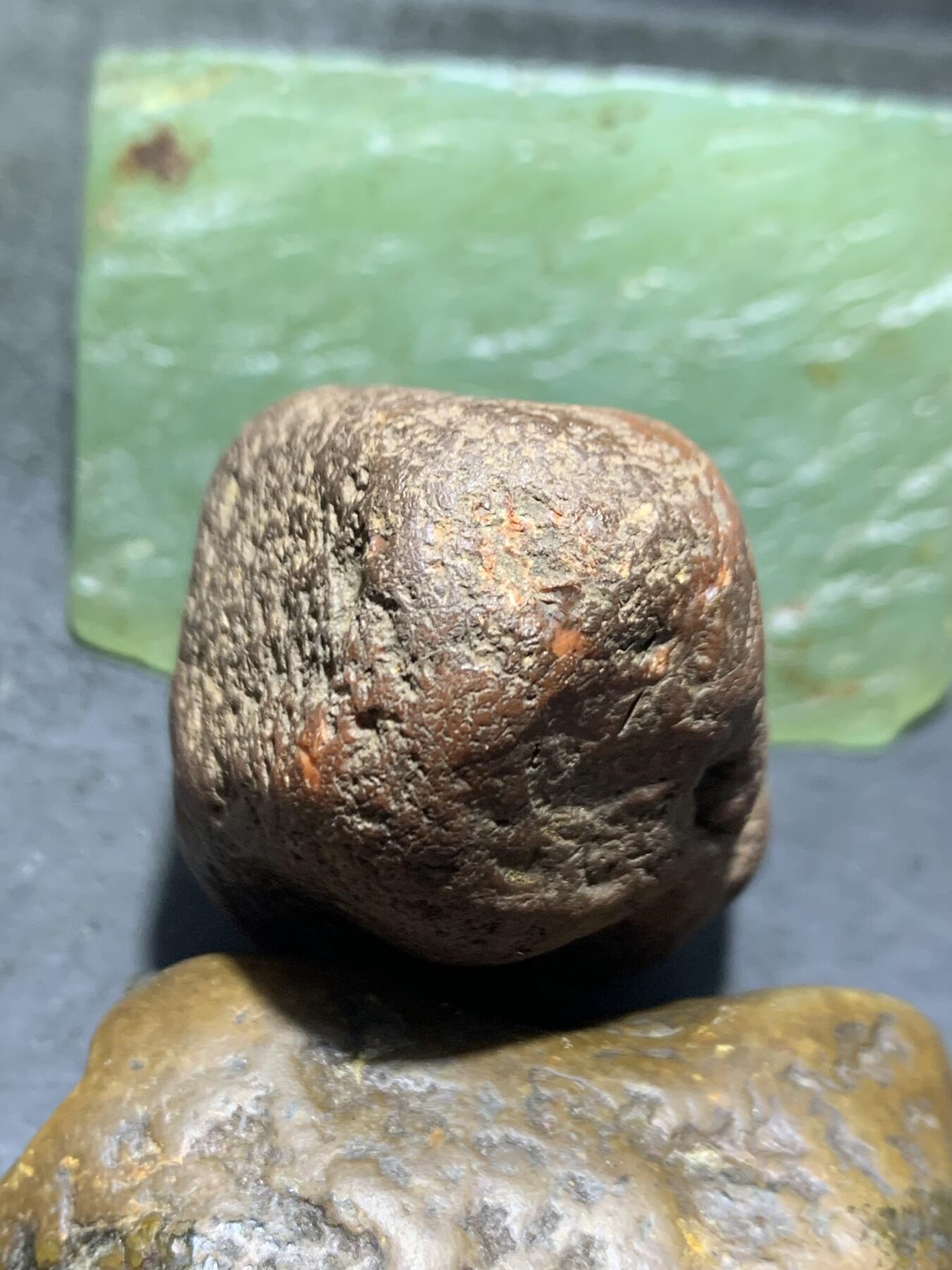 精美柿子红开窗料南红玛瑙原石一颗，