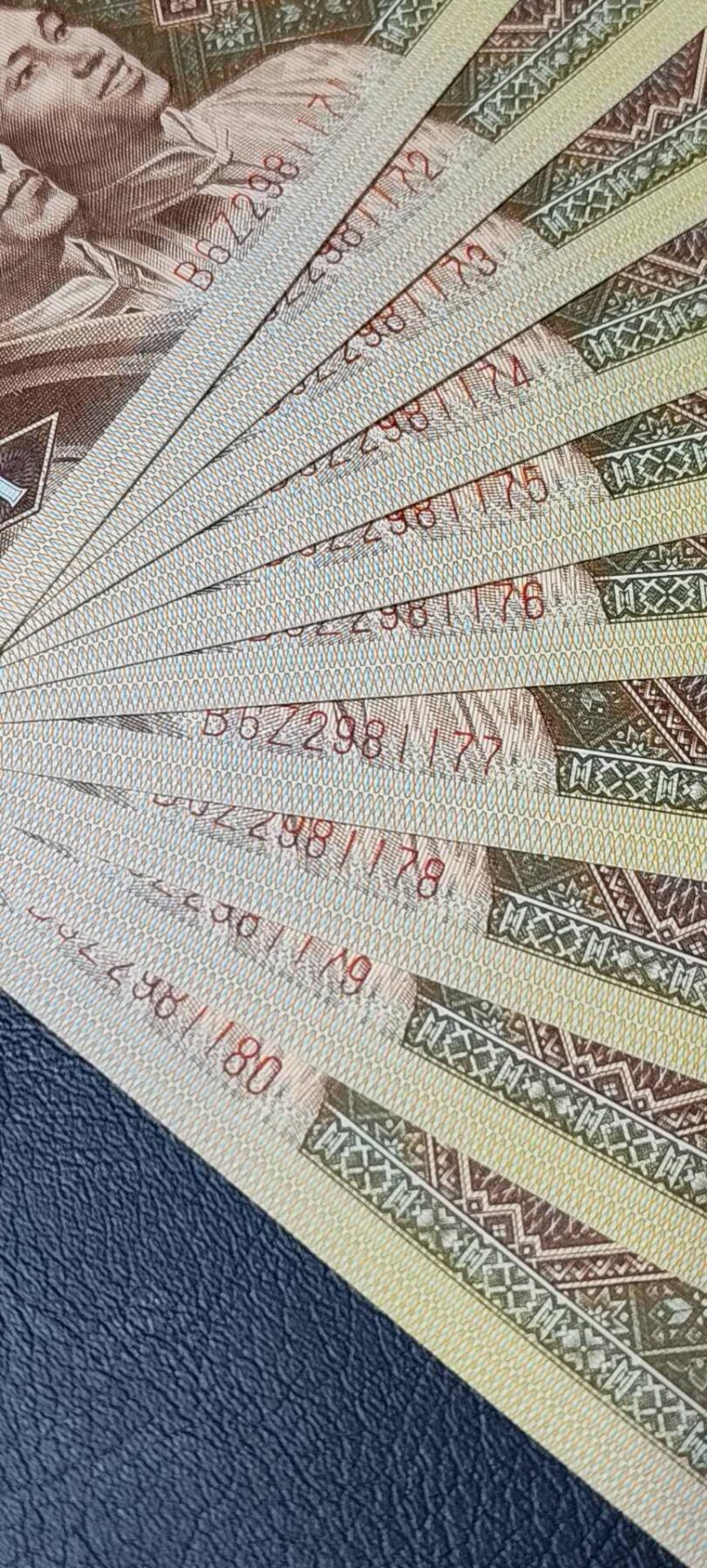 各种纸币拍场！ 🔥🔥瑕疵币标十🔥🔥8001错版瑕疵币，B6Z2981171—80，三处瑕疵，如图所示，上拍为标十，最后一张是朦胧号，含靓号多多