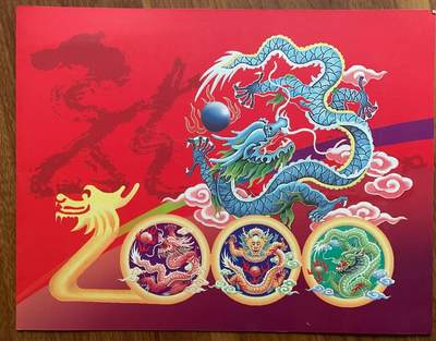 《卡拍》第321期拍卖2月8日晚22：10时延时截拍 新加坡珍藏版密码卡《千禧龙年（背面2000年年历）》四全过期新卡，公藏评级68分。带册，该套卡与南京申奥龙第三组同图。