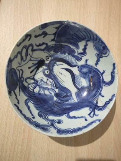 新年清货杂拍 纸币 瓷器  - 清中期风格(雍正) 过墙龙大碗 有残粘见图