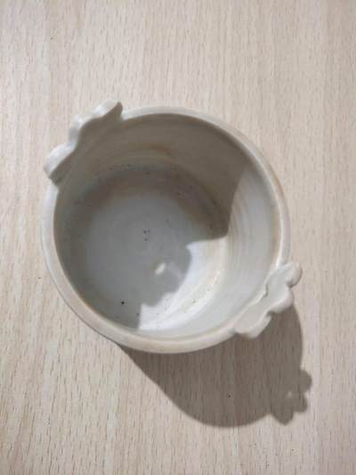 新年清货杂拍 纸币 瓷器  - 宋代风格湖田窑双耳白釉三足小琴炉 约高7.7厘米，直径6.5厘米 全品精品
