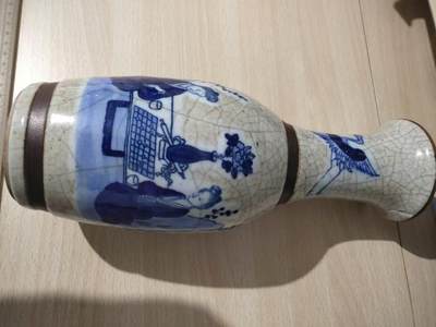 新年清货杂拍 纸币 瓷器  - 清代风格哥釉青花人物长颈瓶 口沿有磕粘 高约28厘米，最大肚径11厘米