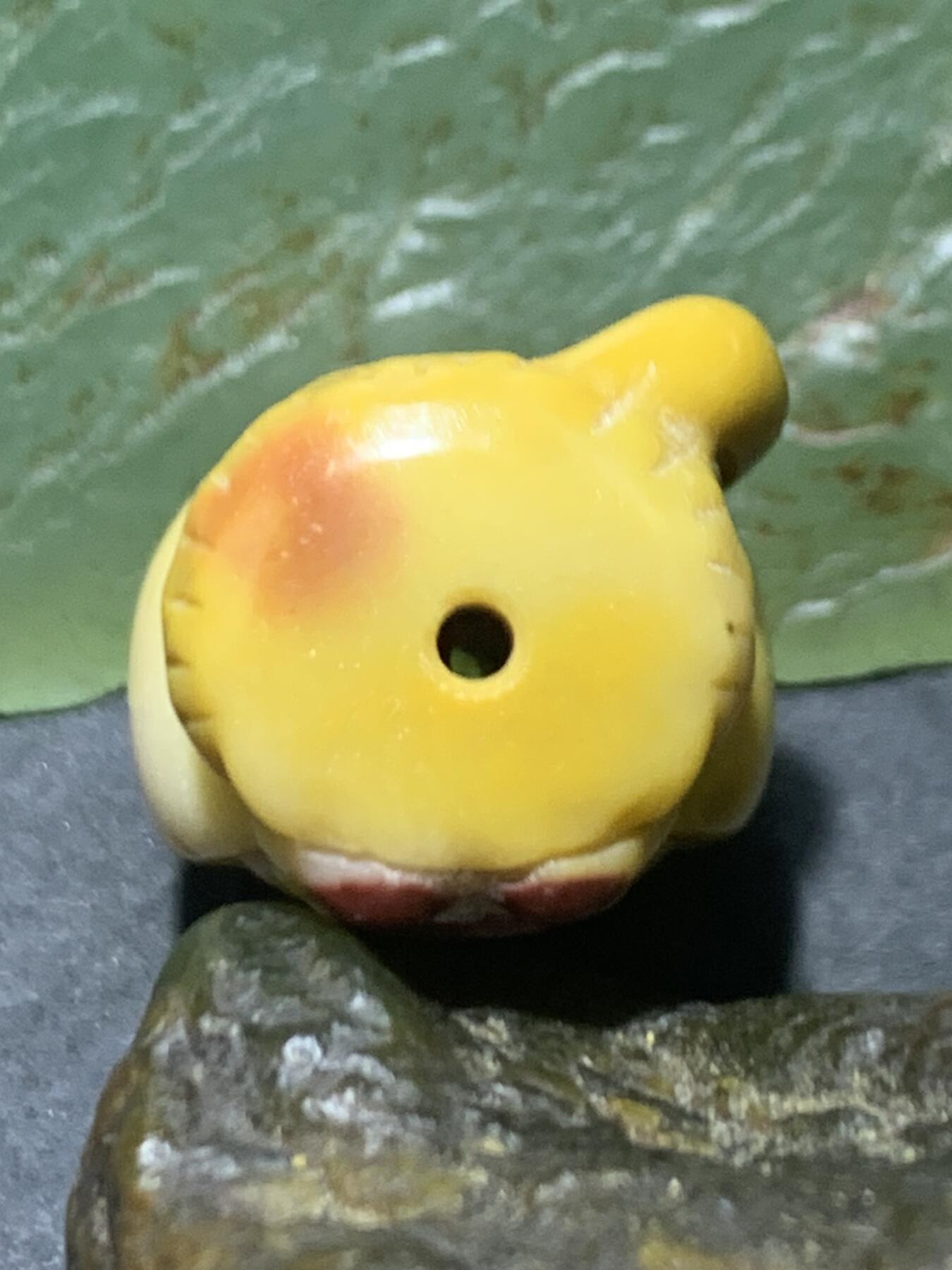 精美戈壁彩玉雕刻小猫珠子（吊坠)一个！