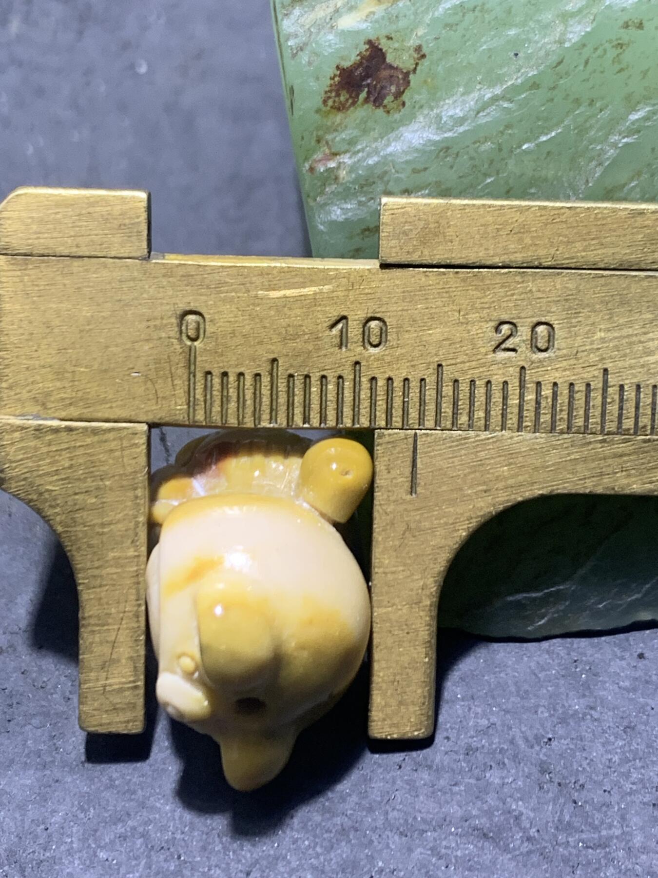精美戈壁彩玉雕刻小猫珠子（吊坠)一个！
