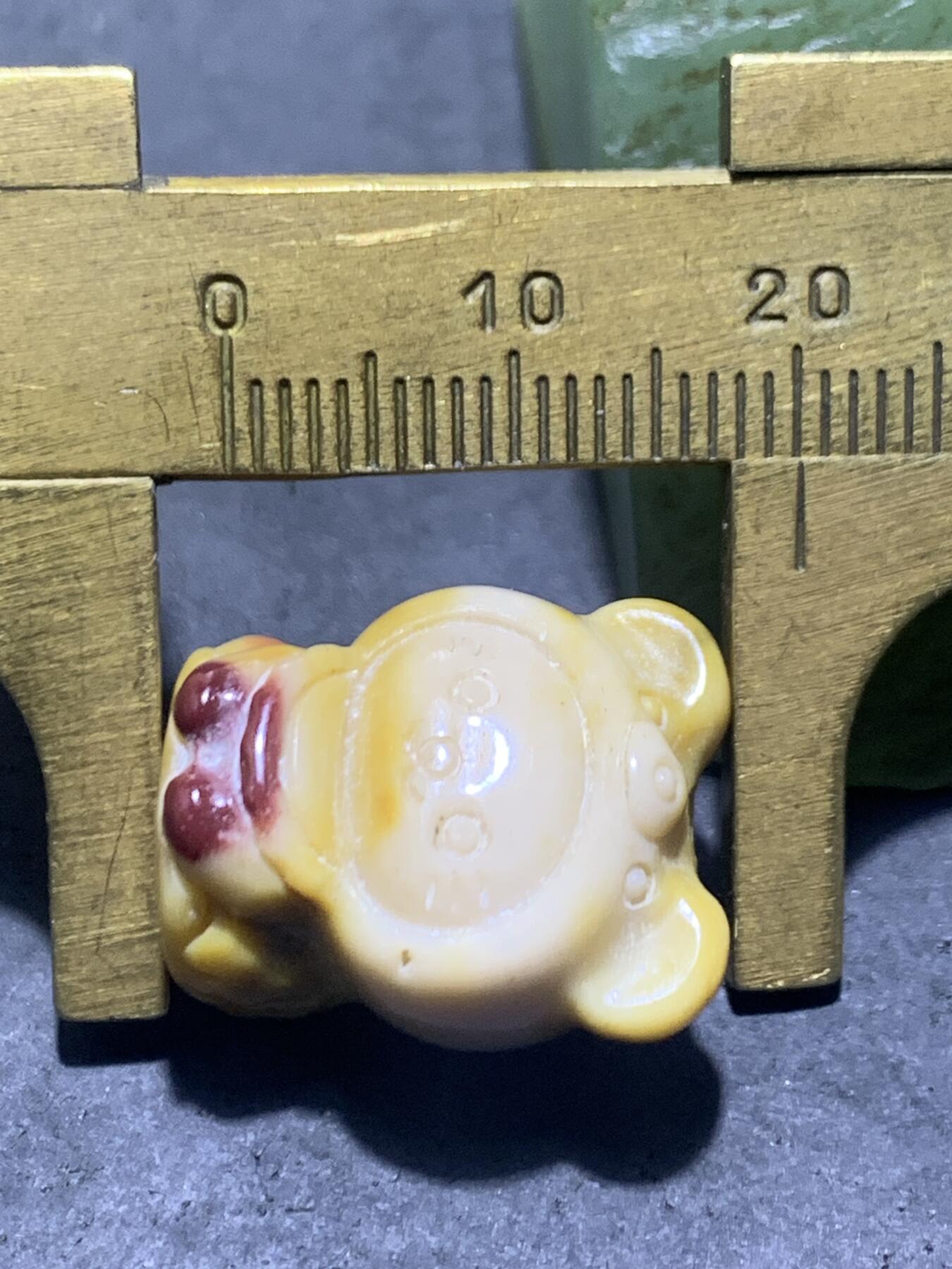 精美戈壁彩玉雕刻小猫珠子（吊坠)一个！