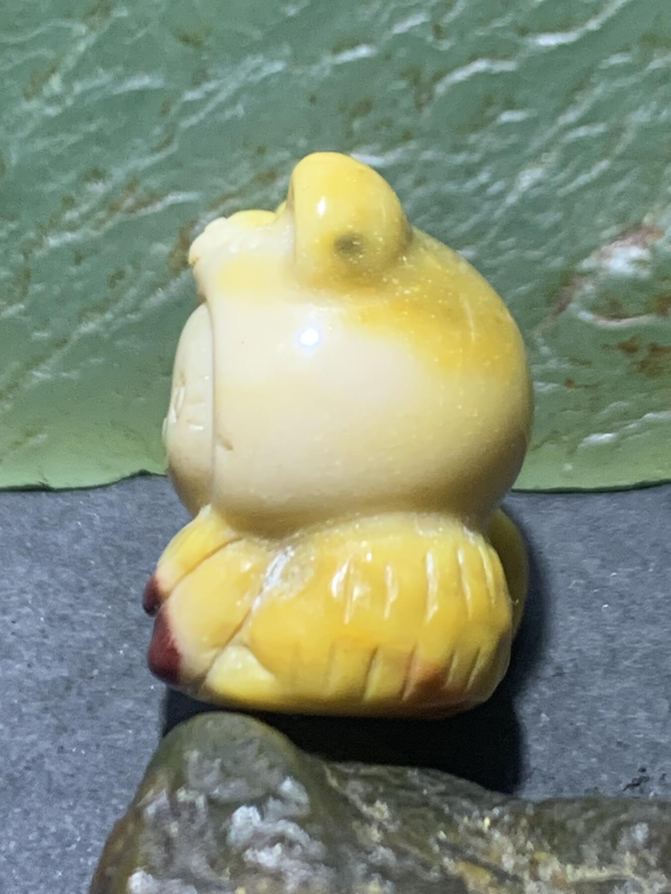 精美戈壁彩玉雕刻小猫珠子（吊坠)一个！
