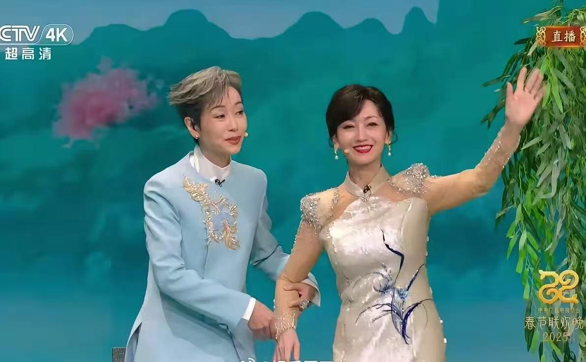 零元拍： 二十世纪最强CP“许仙”叶童和“白娘子”赵雅芝双人签名2025中央广播电视总台春节联欢晚会收藏卡！图三为装裱效果，拍品不含装裱
