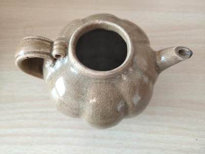 新年清货杂拍 纸币 瓷器  - 宋代风格龙泉窑黄釉手把瓜棱壶 黄釉龙泉本身就珍贵，底足满釉更是少见 器型也好 很开门 约高8厘米 肚径8.5厘米 最宽(流尖到炳端)12.5厘米 流尖有小磕修补
