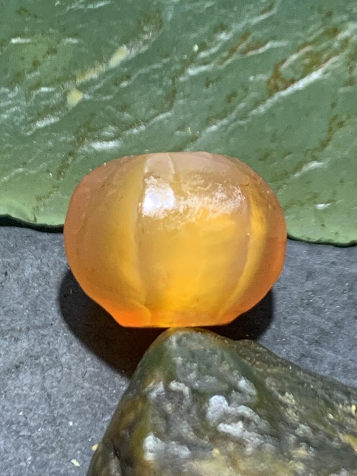 高玉化风化纹酒红玛瑙六棱通货随形南瓜算盘珠一颗，，