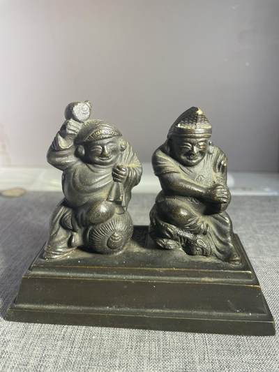 回流050208 - 日本铜器大师般若纯一郎的佳作，七福神中的大黑天和惠比寿铜像摆件。宽14公分，重900克，工艺精湛，象征财富与丰收。适合收藏或摆件，给家庭增添好运。