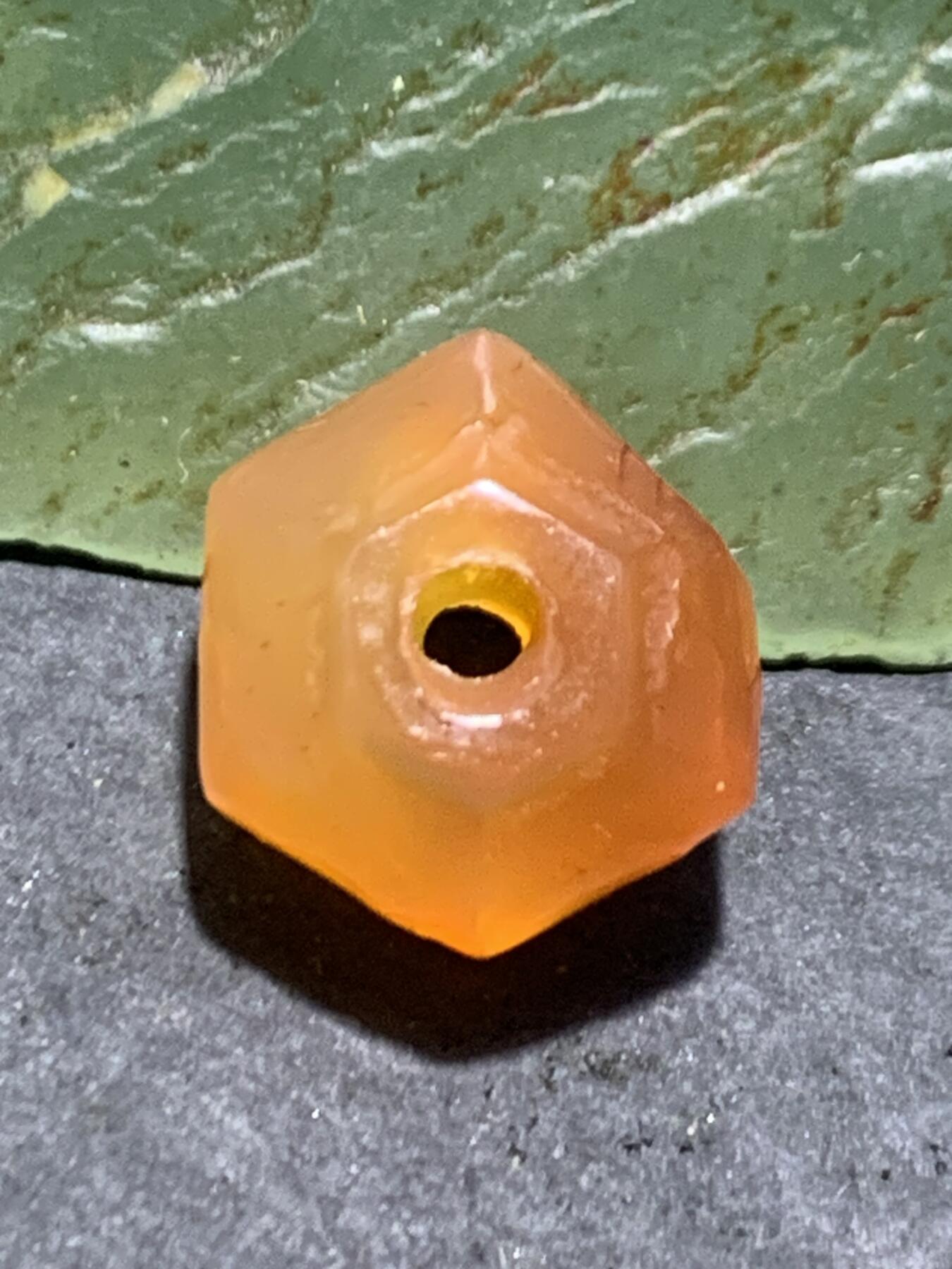 高玉化风化纹酒红玛瑙六棱通货随形南瓜算盘珠一颗，，