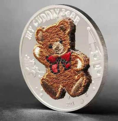 【币将精彩】世界钱币拍卖拍卖（2026-4-22） 帕劳2011年泰迪熊瑞士刺绣针织镶嵌银币 925银25克，发行2011枚，系列第一枚，带证书包装。