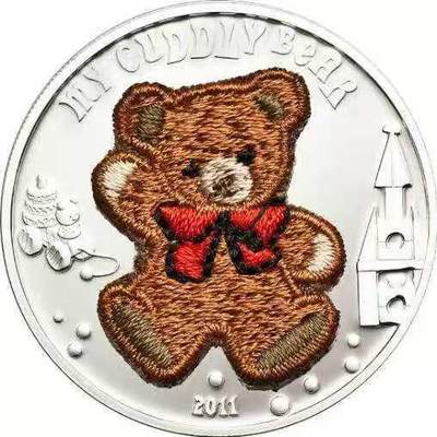 【币将精彩】世界钱币拍卖拍卖（2026-4-22） 帕劳2011年泰迪熊瑞士刺绣针织镶嵌银币 925银25克，发行2011枚，系列第一枚，带证书包装。