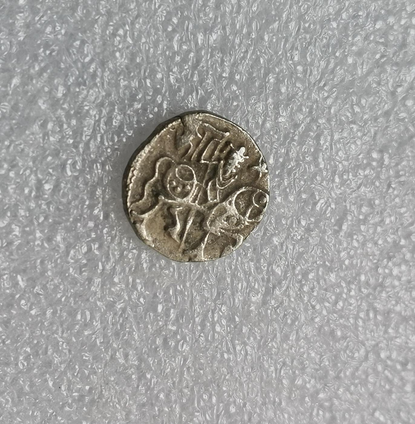 瓶子🏺第177期拍卖会  好品  公元750-900年沙希王朝牛瘤骑士打制银币