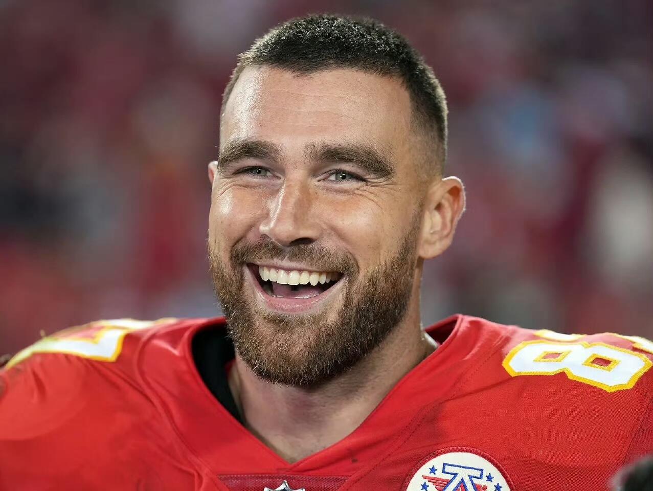 零元拍： “霉霉”泰勒·斯威夫特 和 男朋友堪萨斯酋长近端锋，NFL总冠军超级碗得主特拉维斯·凯尔斯 (Travis Kelce)二人亲穿亲签巡回演唱会专属卫衣，收藏价值不言而喻！