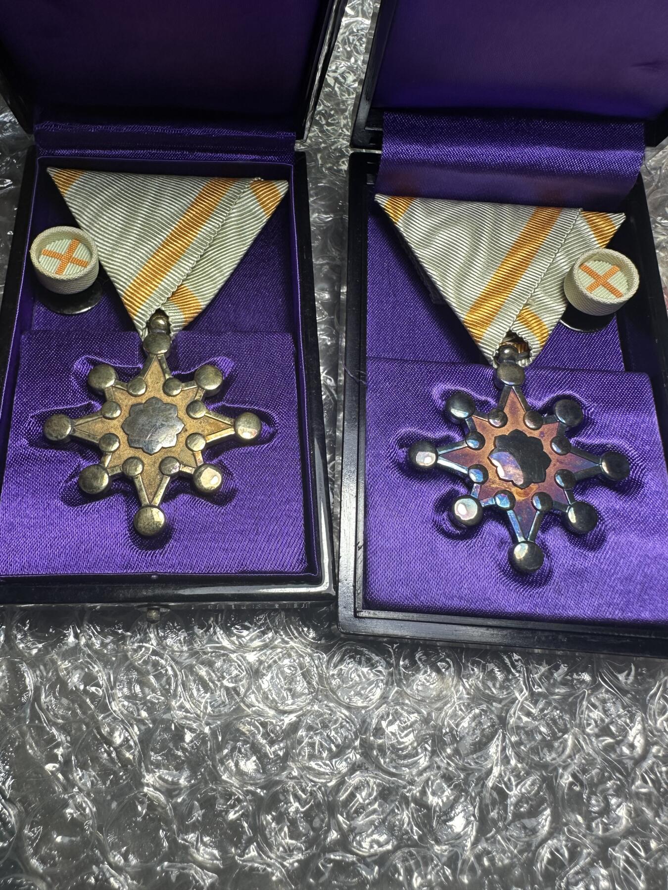 无佣金！章，世界钱币，纸币 七等瑞宝章一对，库存品相！原盒带略