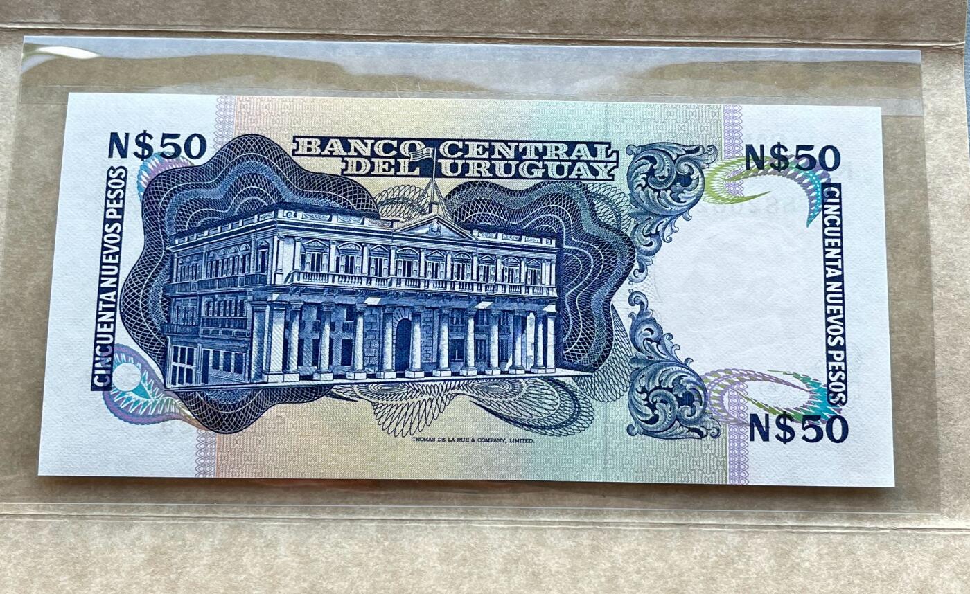 世界各国邮币钞册、越南首张塑料钞、英国英属女王钞、澳门、卢旺达纸币。彼得堡世界钱币勋章拍卖第121期 (周六日两连拍)