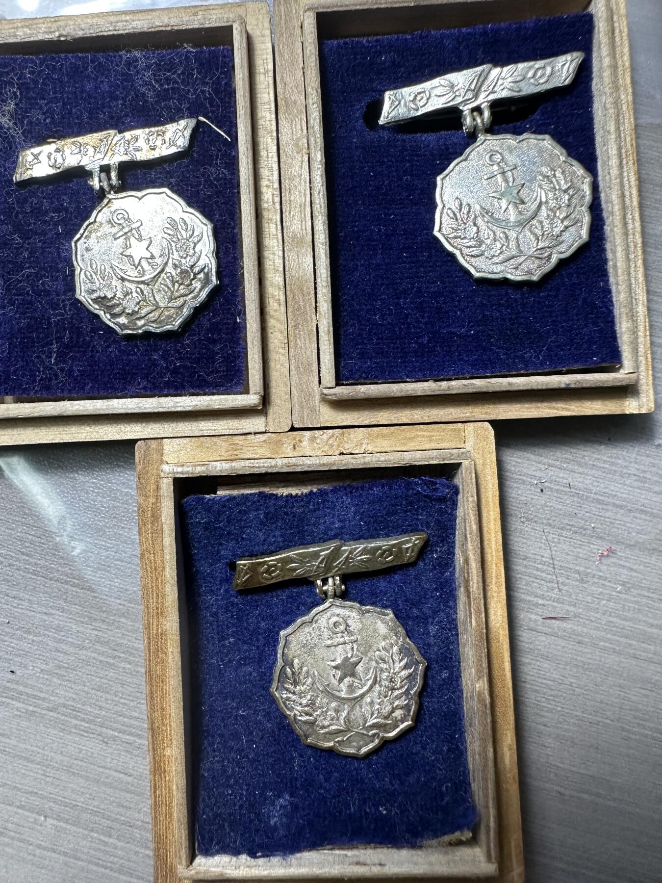 无佣金！章，世界钱币，纸币 妇人会章3个，原盒