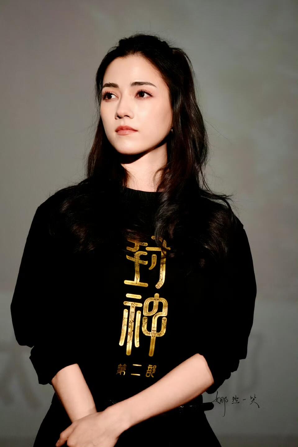 零元拍：其实娜然这颜值也就不需要什么文案了……“妲己”亲笔签名《封神第二部》绮炫双面收藏卡！