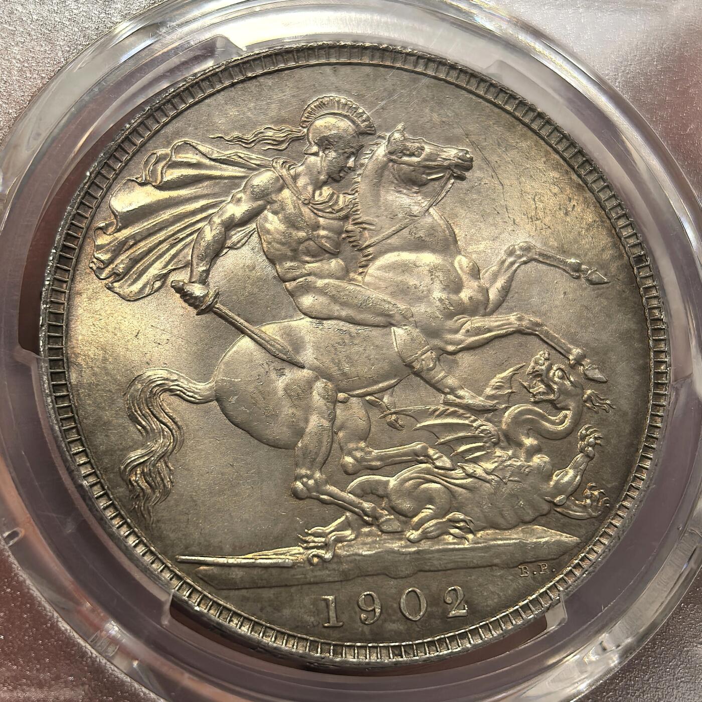 博洋堂世界钱币拍卖第109期（全场包邮） PCGS MS63 英国1902年爱德华七世马剑克朗银币，底板丝滑，诱人五彩包浆，状态低评，对于藏家来说确实是非常难得的一枚收藏级佳品