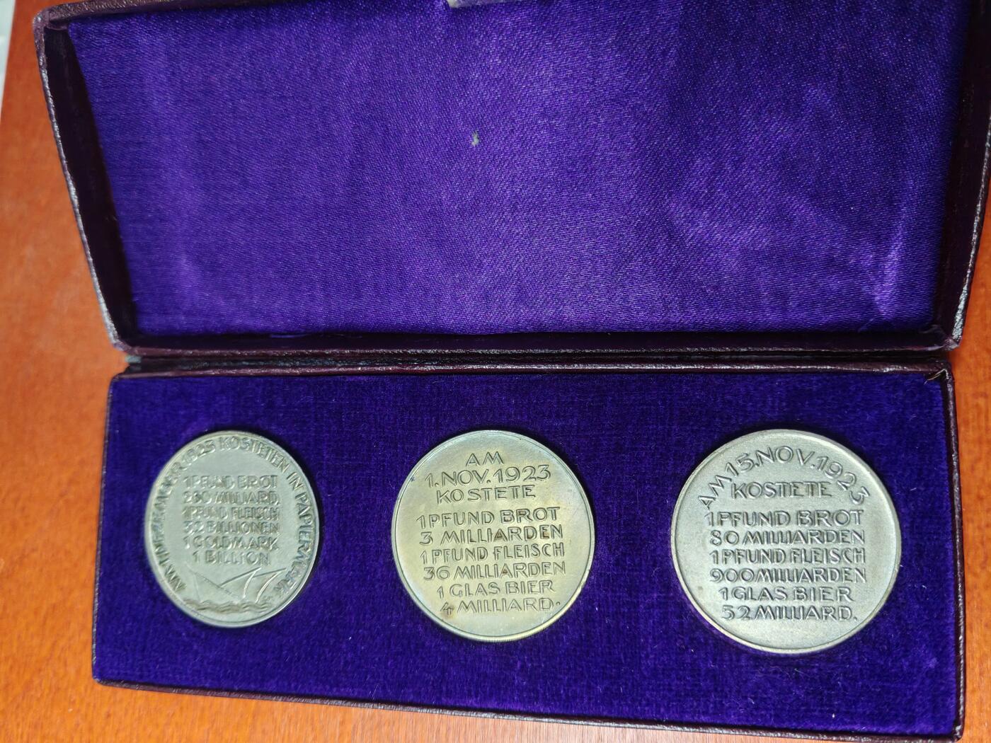 长老汇蛇年精选第二场拍卖 1923德国通货膨胀时期的苦难生活3枚铜镀银章，原盒，背面记录当时的物价