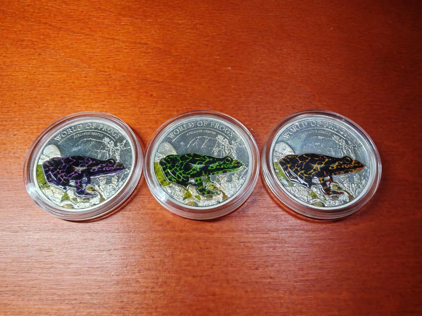 长老汇蛇年精选第二场拍卖 2011帕劳蛙类动物2元彩色精制银币，3枚套，500套，本月麦稀奇成交价726元