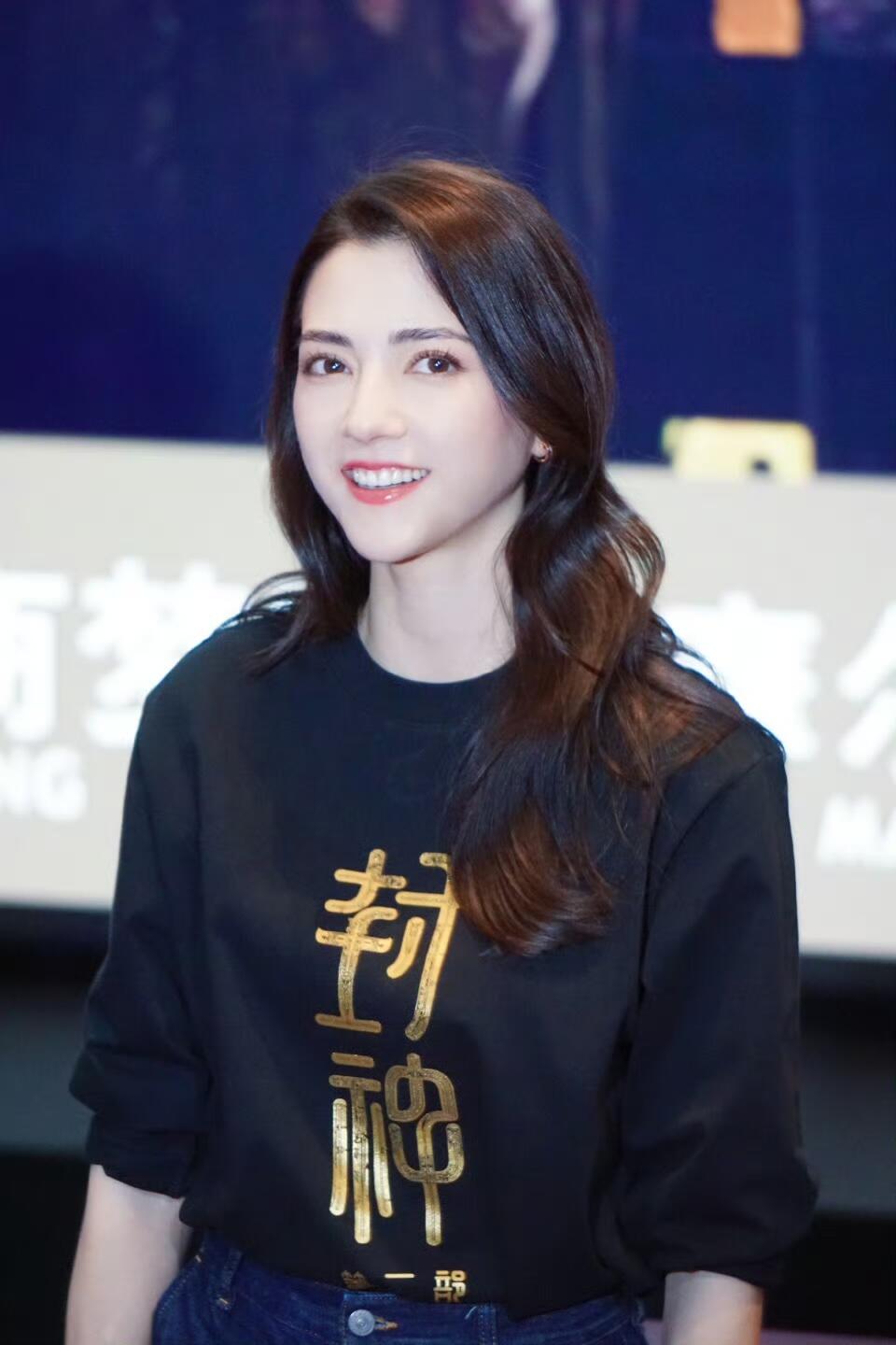 零元拍：其实娜然这颜值也就不需要什么文案了……“妲己”亲笔签名《封神第二部》绮炫双面收藏卡！