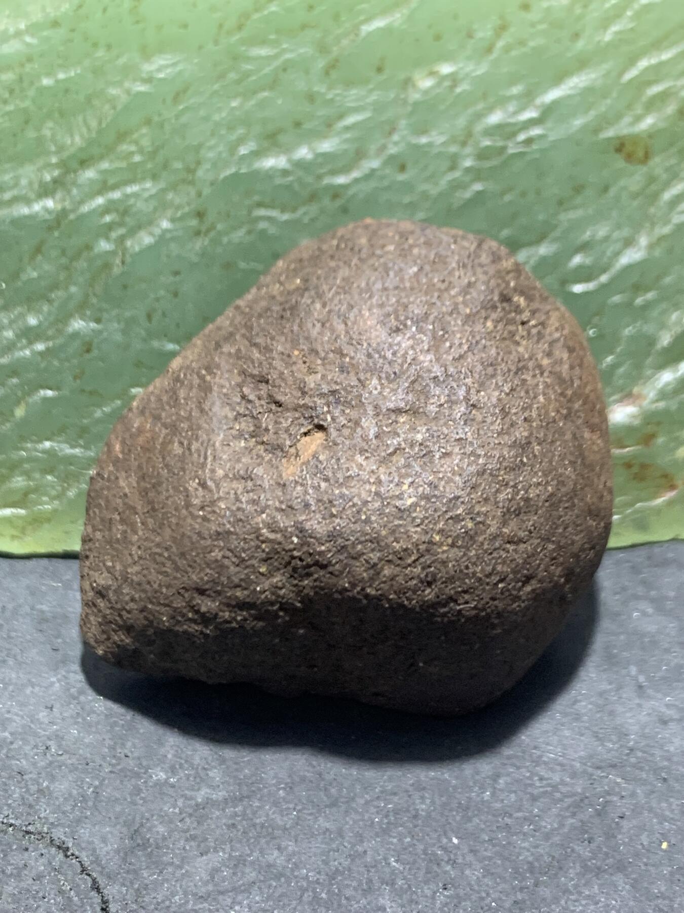 精美铁皮柿子红开窗料南红玛瑙原石一颗，