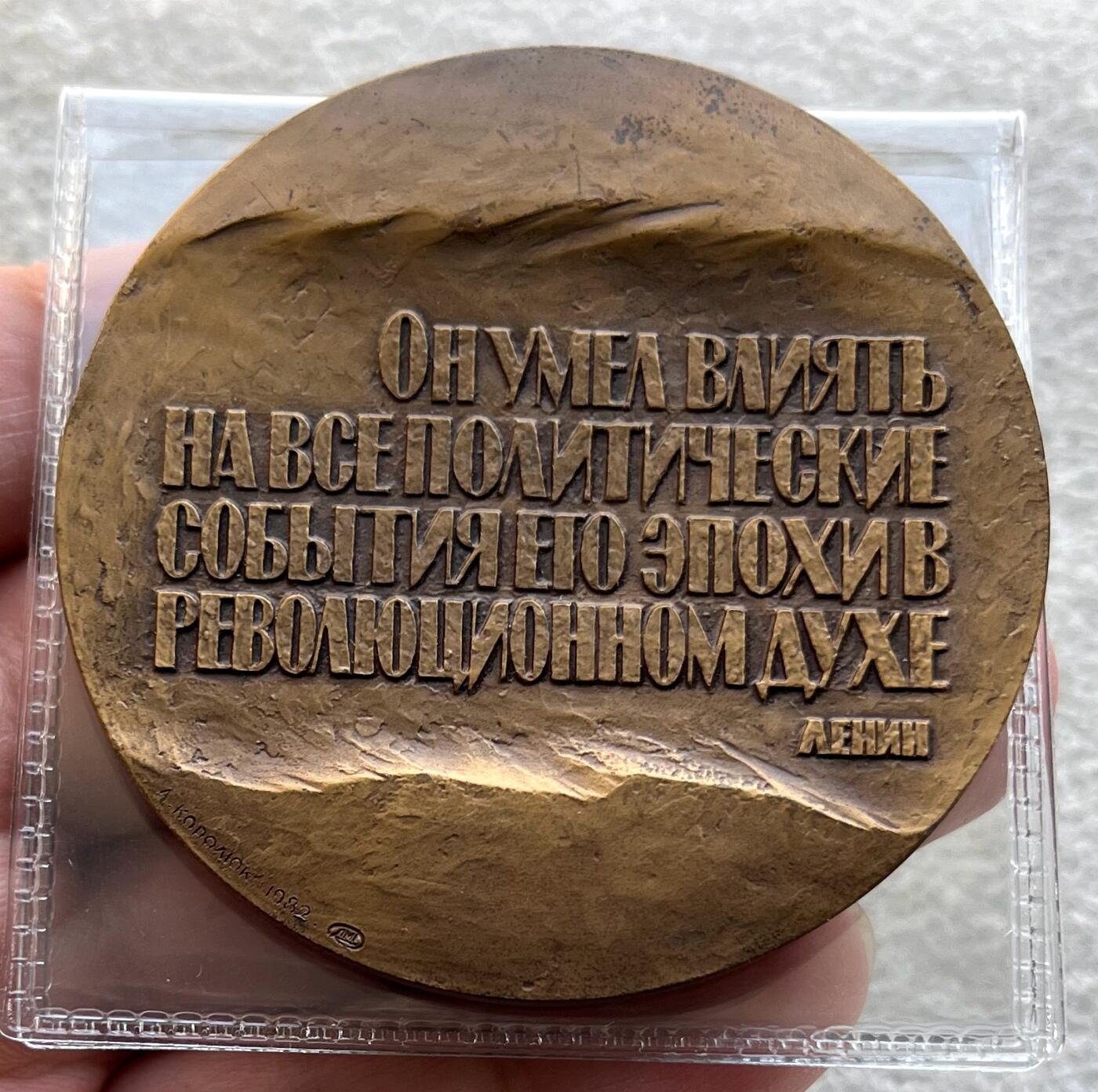 哈萨克斯坦2万坚戈最大面值最美纸币、草原动物系列纪念币，苏联银校徽、克格勃成立60周年苏联铜章，白俄罗斯、吉尔吉斯斯坦纪念银币，英属南非/东非/西非铜银币，英属锡兰早期大象铜币，英国乔五六半克朗银币NGC评级，金帐汗国打制银币、新加坡商人1250年斗鸡1平克铜币等。彼得堡世界钱币勋章拍卖第122期、周六日两连拍