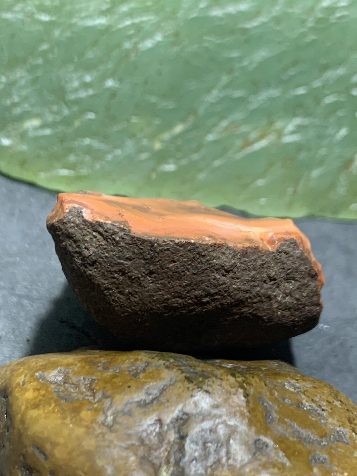 精美铁皮柿子红开窗料南红玛瑙原石一颗，
