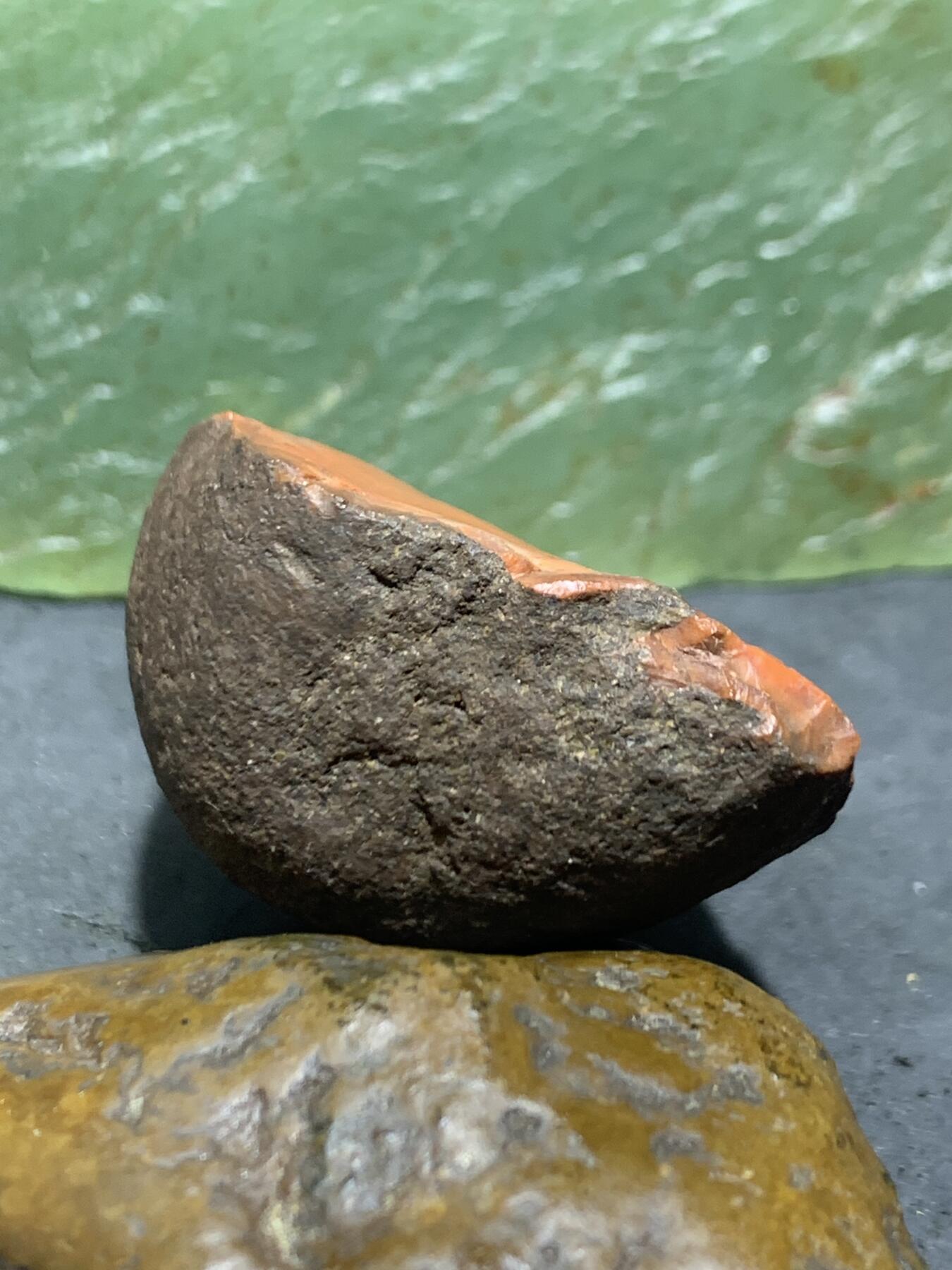 精美铁皮柿子红开窗料南红玛瑙原石一颗，