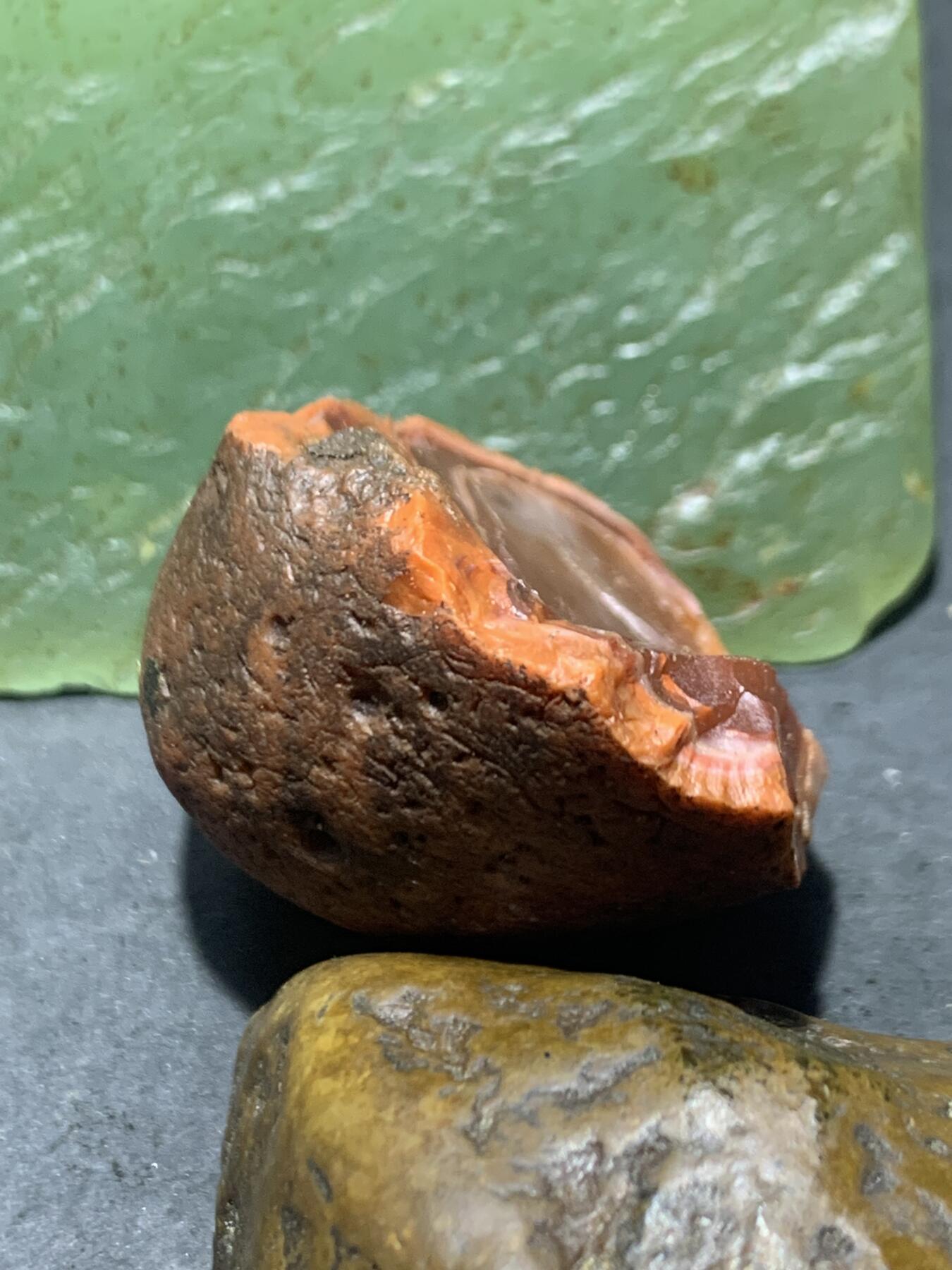 精美红皮开窗荔枝冻心南红玛瑙原石一颗