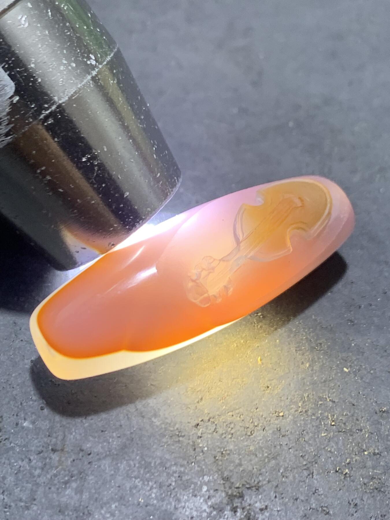 亚光高玉化巴西玛瑙手工俏色巧雕小提琴随形桶珠一个