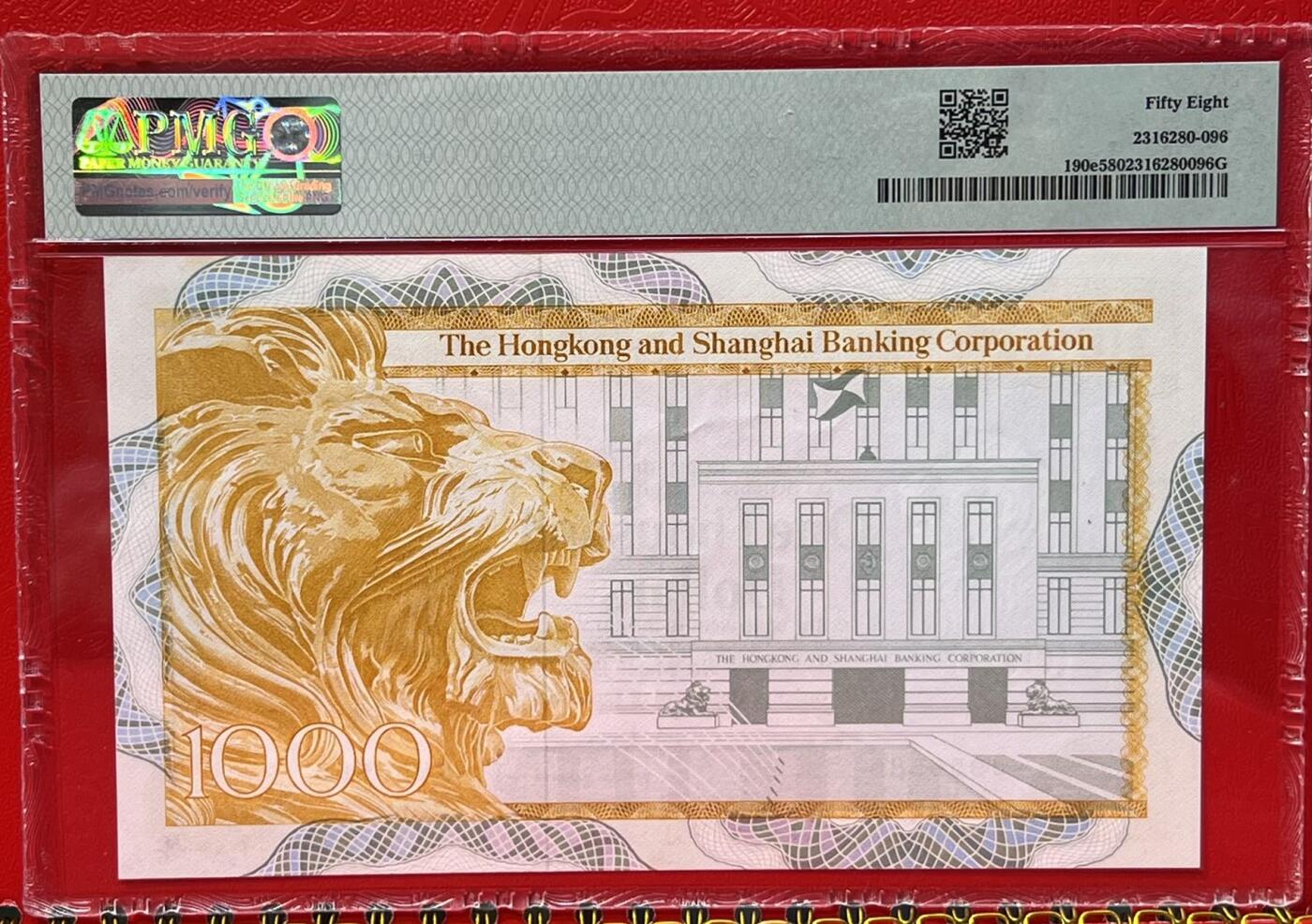 大中华拍卖第769期 香港汇丰银行831000大金狮 J956585 这款钞票的设计具有浓厚的殖民地色彩，正面主图为汇丰银行的狮马徽（狮马徽是汇丰银行的标志，象征着力量和速度），背面主图为石狮，体现了香港作为英国殖民地时期的文化特色。