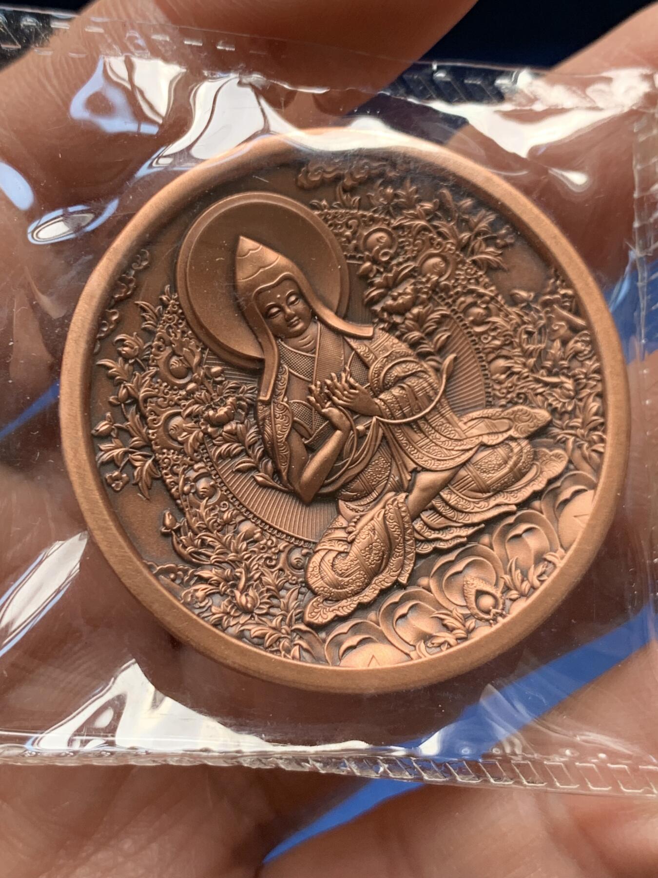 《竞宝斋》第351场 周日，周一 2场连拍 （全场包邮） 珠穆朗玛峰新海拔纪念高浮雕铜章 正面为珠穆朗玛峰俯视图 背莲花坐像 原封原证 590/888；直径40mm高度10mm;