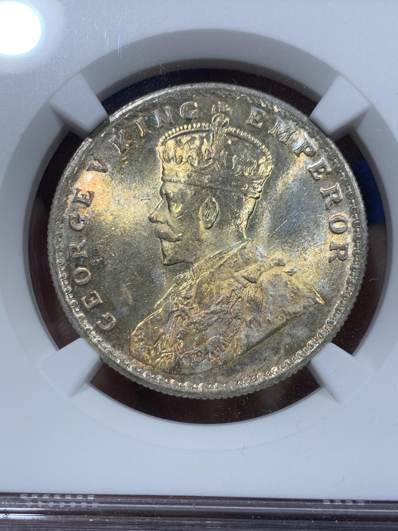 《竞宝斋》第351场 周日，周一 2场连拍 （全场包邮） NGC MS64 英属印度1918年乔治五世 1卢比银币 正面黄油光向橘黄色渐变，背面浅包浆银霜漂亮。63与64是卢比的一道坎，迈过了就算得上好品行列了，如果不想花几千块钱买65，那64就是适合你的性价比之选了。
