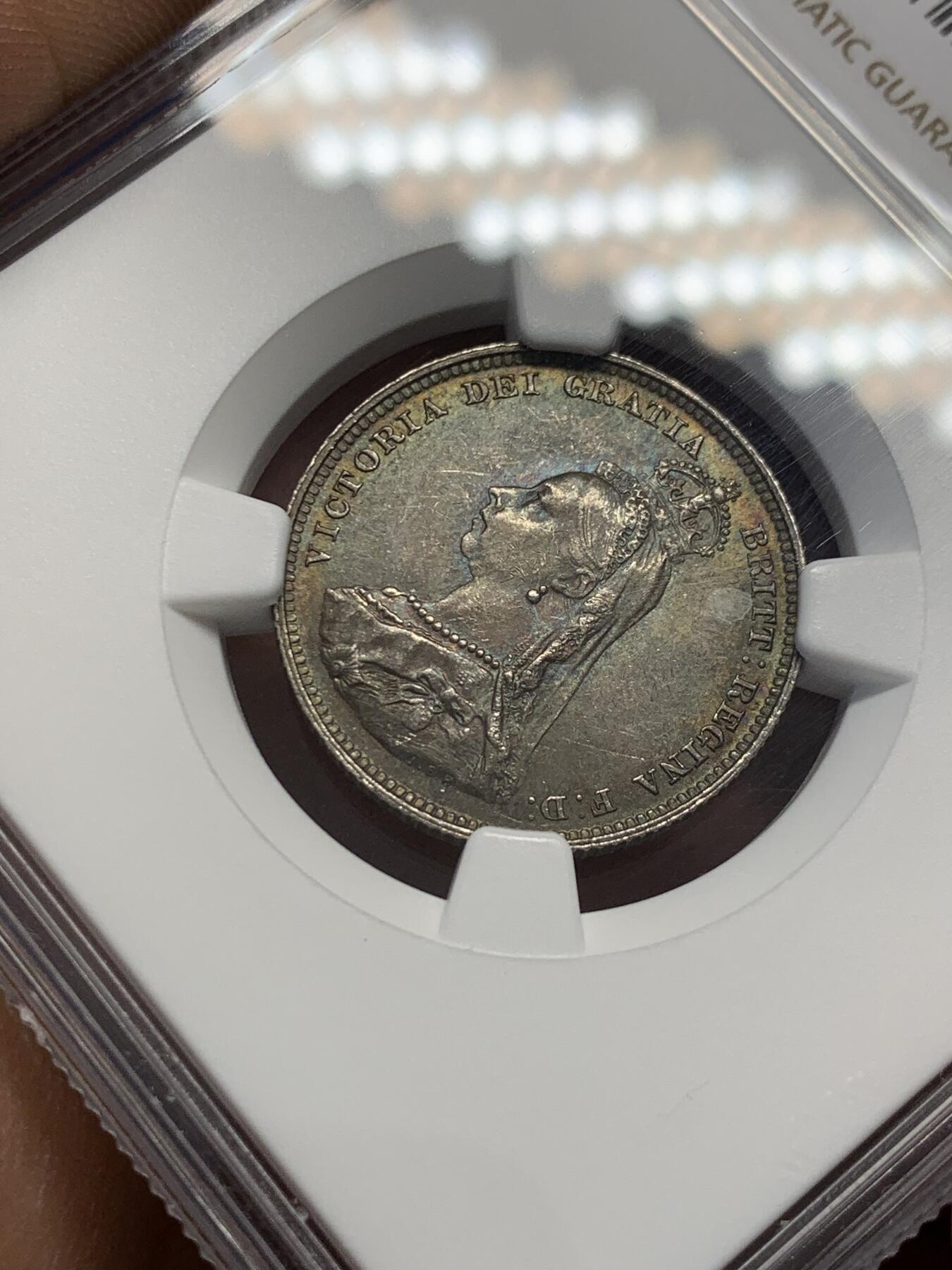 《竞宝斋》第351场 周日，周一 2场连拍 （全场包邮） NGC MS61 英国1887年维多利亚女王1先令银币 冷色调紫绿包浆 非常具有视觉美感 来自鲍德温父子的保险库，这批集藏在地下室被储存了超过一个世纪。
