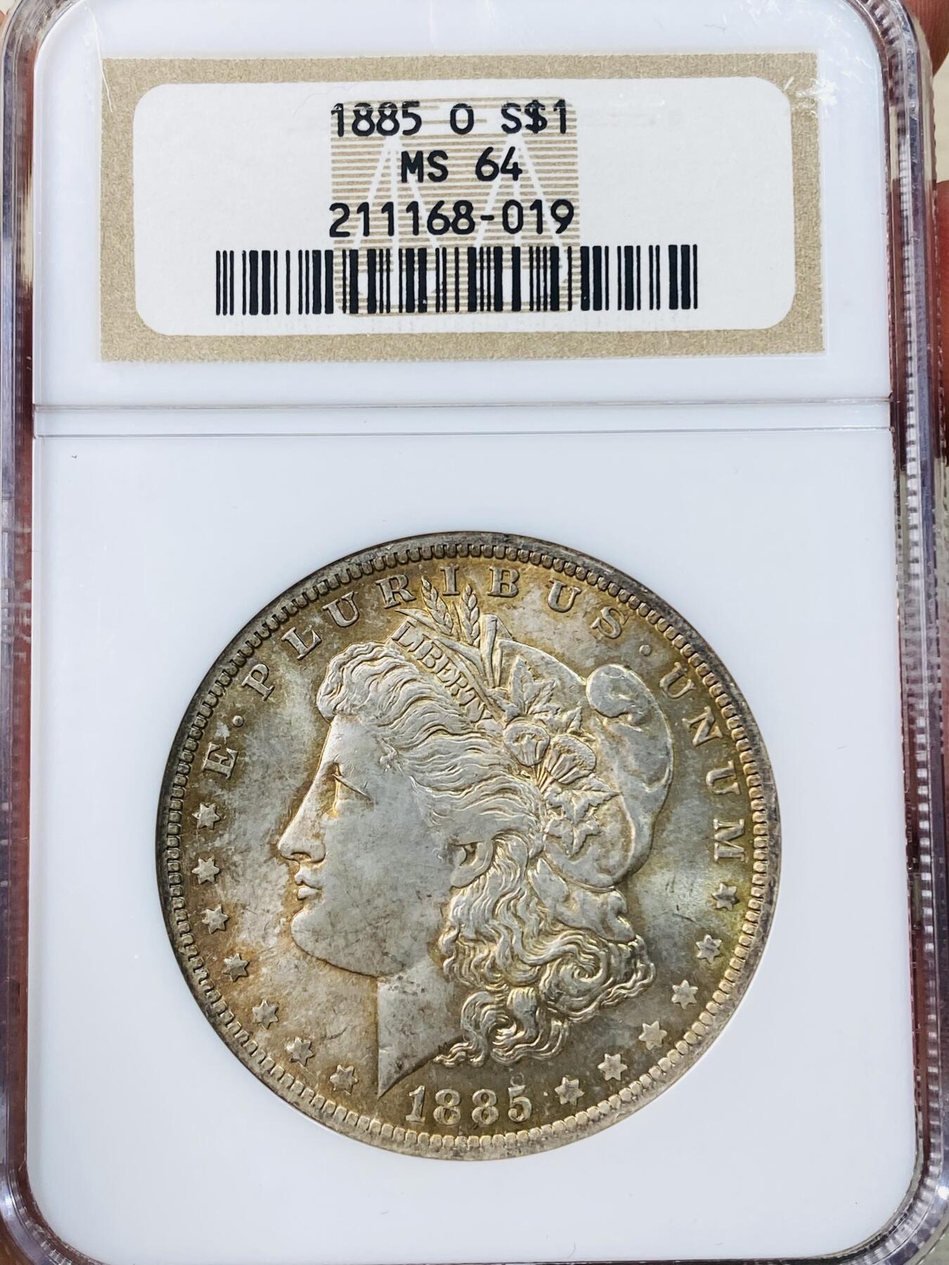 万国钱币拍卖第042期（蛇年首拍） NGC MS64 1885年美国O版摩根1元大银币 淡金彩老白盒