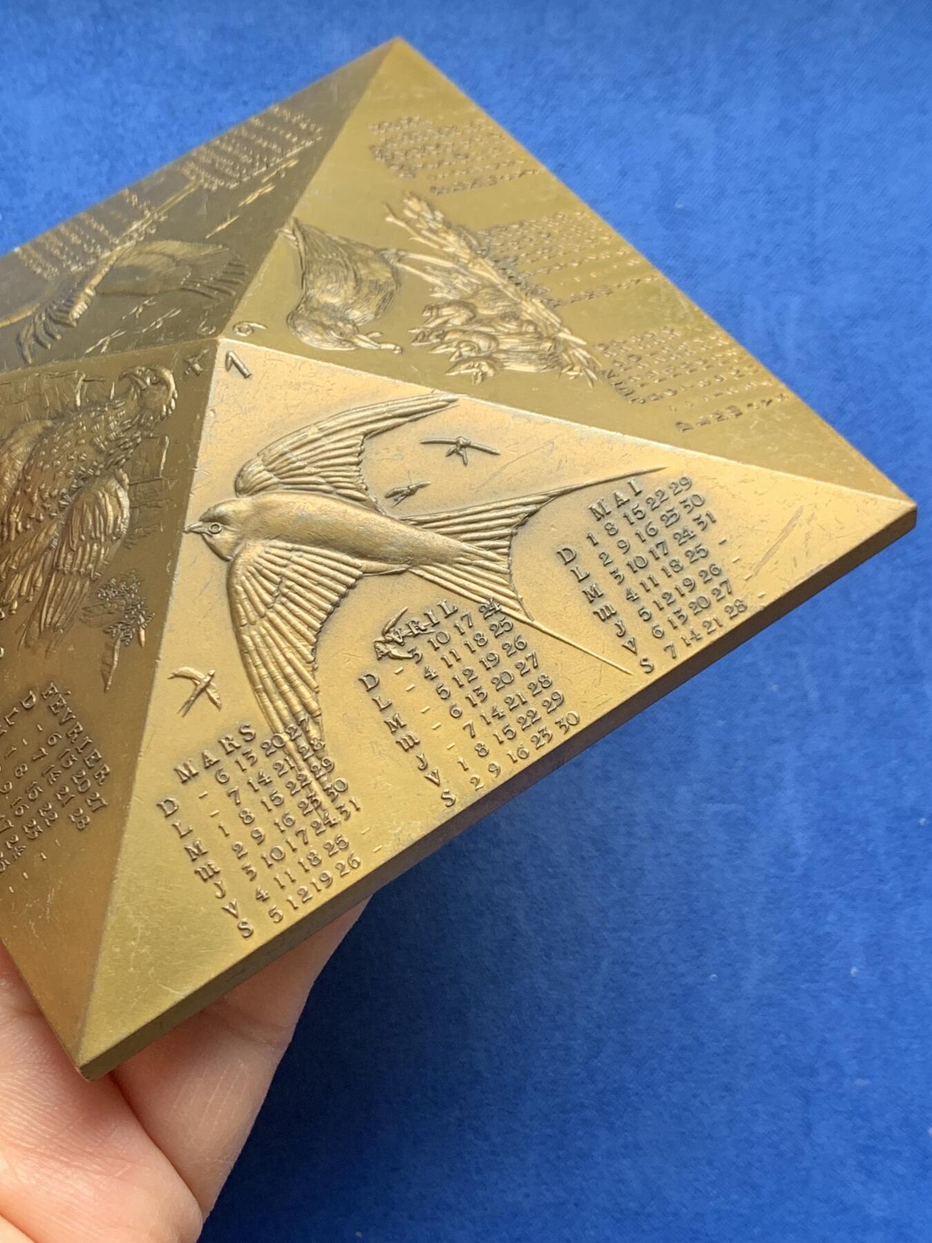 《竞宝斋》第351场 周日，周一 2场连拍 （全场包邮） 法国日历铜章 艺术家Bouyon制作 金字塔造型 567克 98.7mm