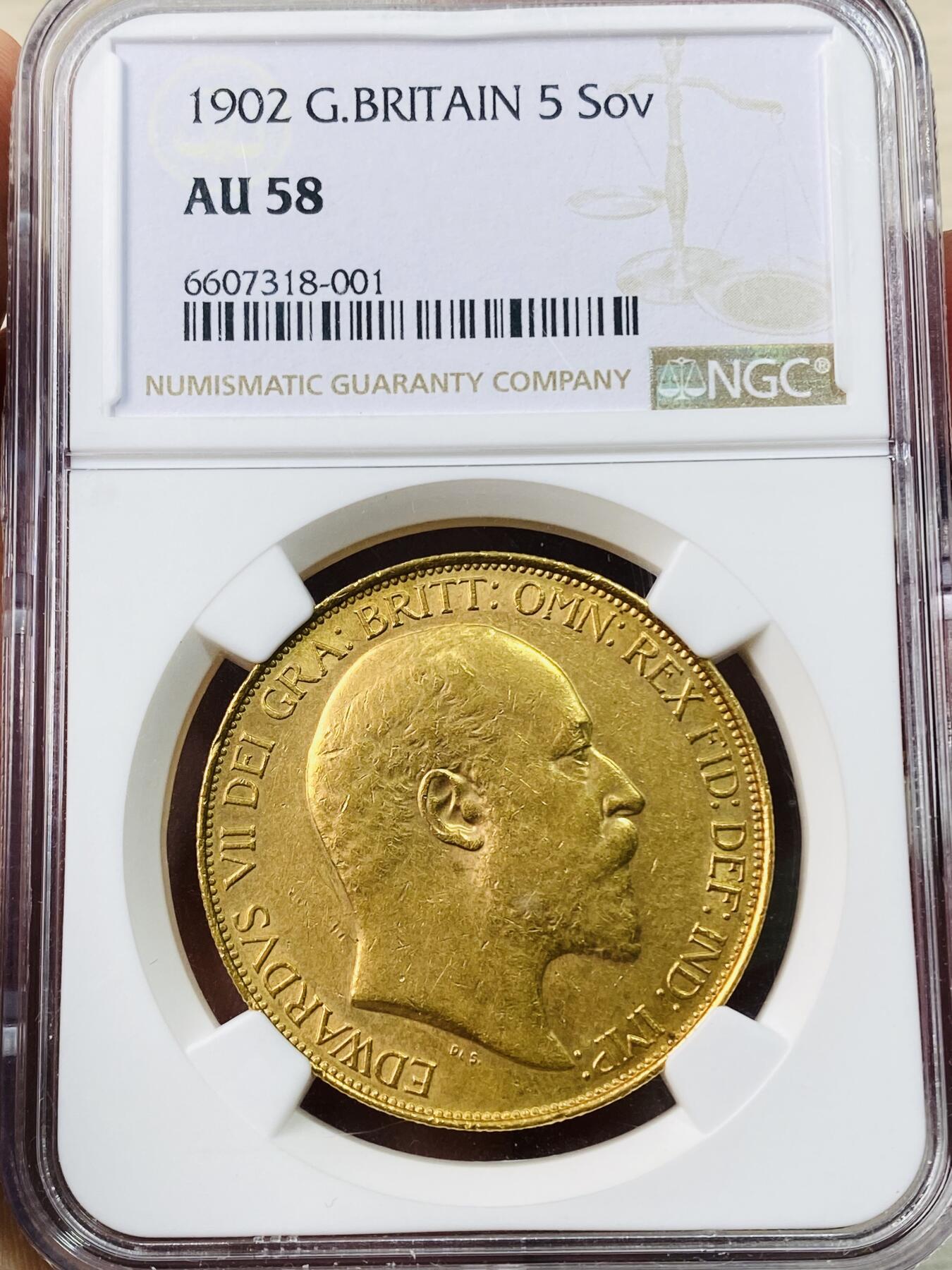 万国钱币拍卖第042期（蛇年首拍） NGC AU58 1902年英国爱德华七世5镑马剑大金币 全系中的最大面值，厚重压手大金饼，在金价一路走高的时期，堪称投资与赏玩兼得的优质品种，39.94g 917金。不久前ha拍出的的一枚AUD以4320美金成交供参考。
