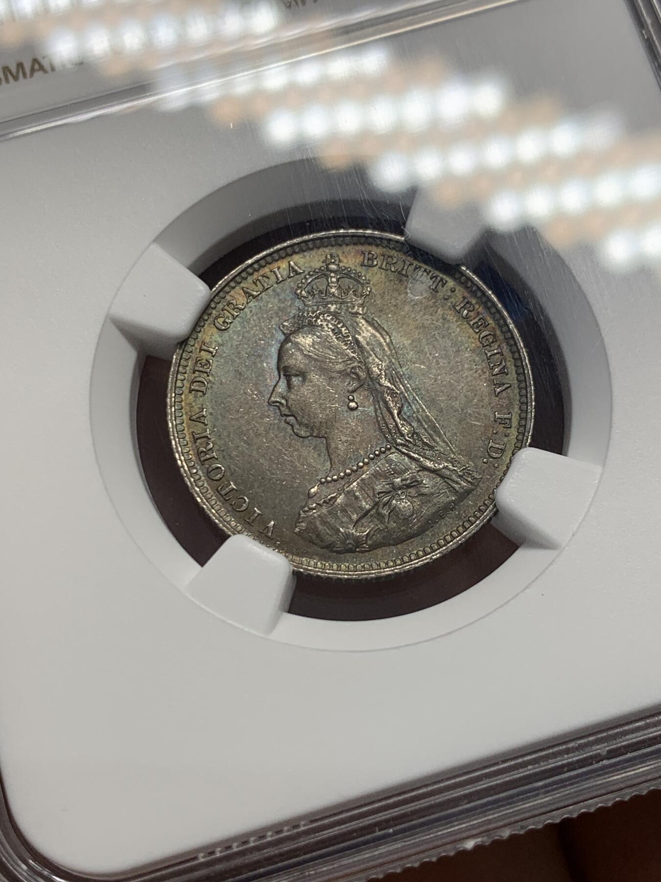《竞宝斋》第351场 周日，周一 2场连拍 （全场包邮） NGC MS61 英国1887年维多利亚女王1先令银币 冷色调紫绿包浆 非常具有视觉美感 来自鲍德温父子的保险库，这批集藏在地下室被储存了超过一个世纪。