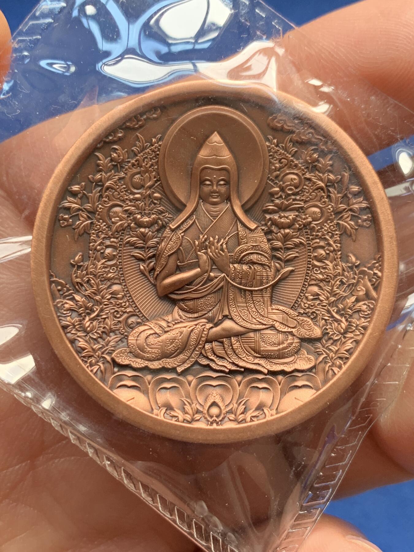 《竞宝斋》第351场 周日，周一 2场连拍 （全场包邮） 珠穆朗玛峰新海拔纪念高浮雕铜章 正面为珠穆朗玛峰俯视图 背莲花坐像 原封原证 590/888；直径40mm高度10mm;