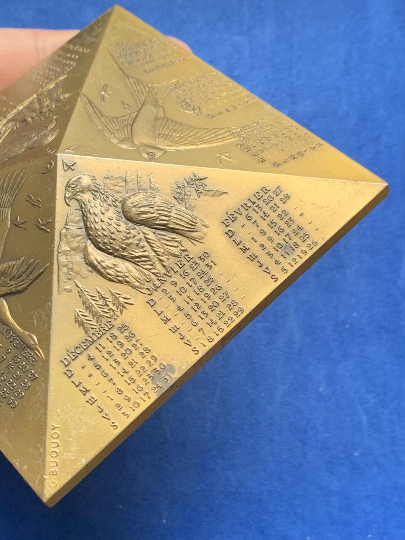 《竞宝斋》第351场 周日，周一 2场连拍 （全场包邮） 法国日历铜章 艺术家Bouyon制作 金字塔造型 567克 98.7mm