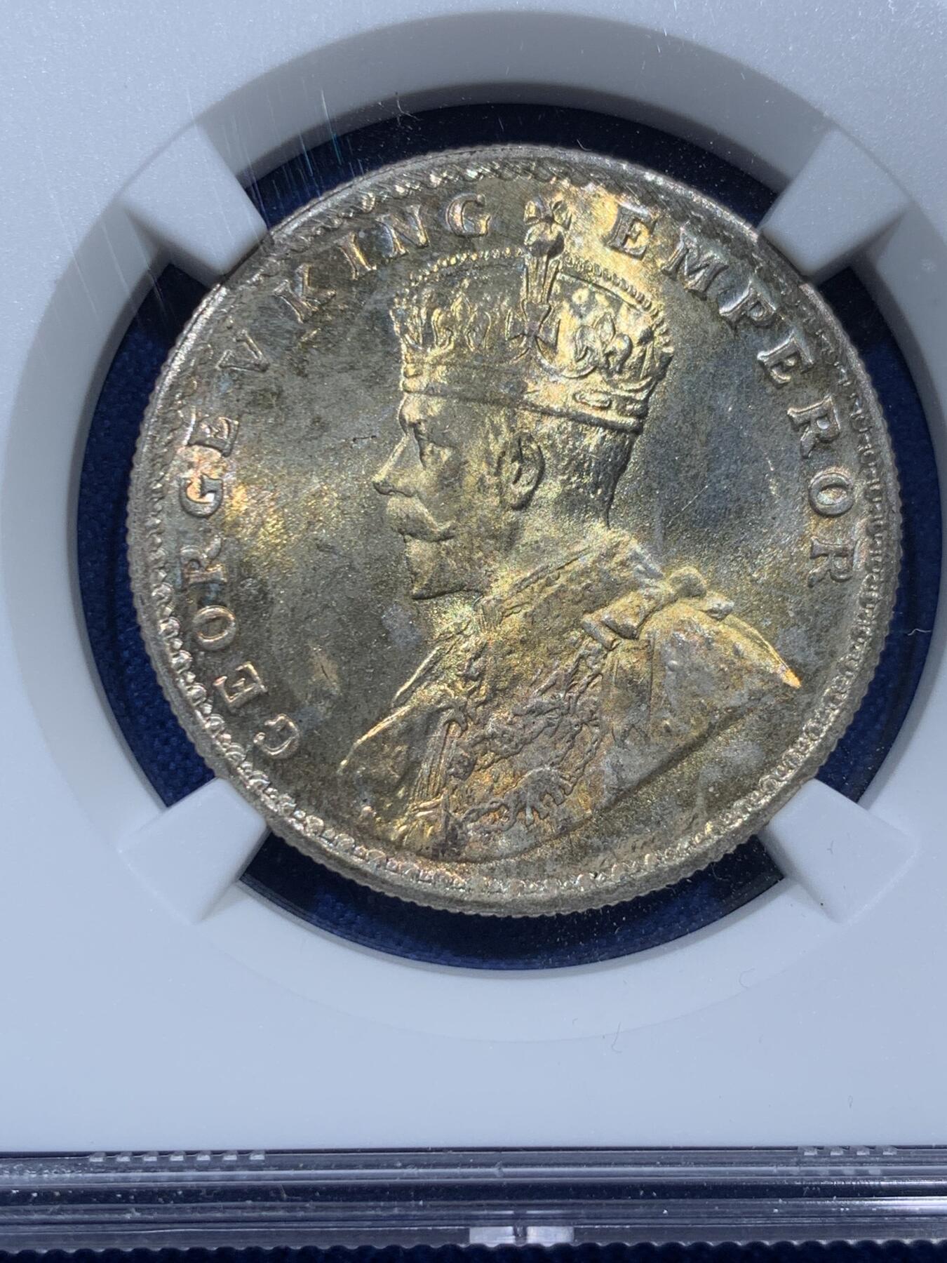 《竞宝斋》第351场 周日，周一 2场连拍 （全场包邮） NGC MS64 英属印度1918年乔治五世 1卢比银币 正面黄油光向橘黄色渐变，背面浅包浆银霜漂亮。63与64是卢比的一道坎，迈过了就算得上好品行列了，如果不想花几千块钱买65，那64就是适合你的性价比之选了。