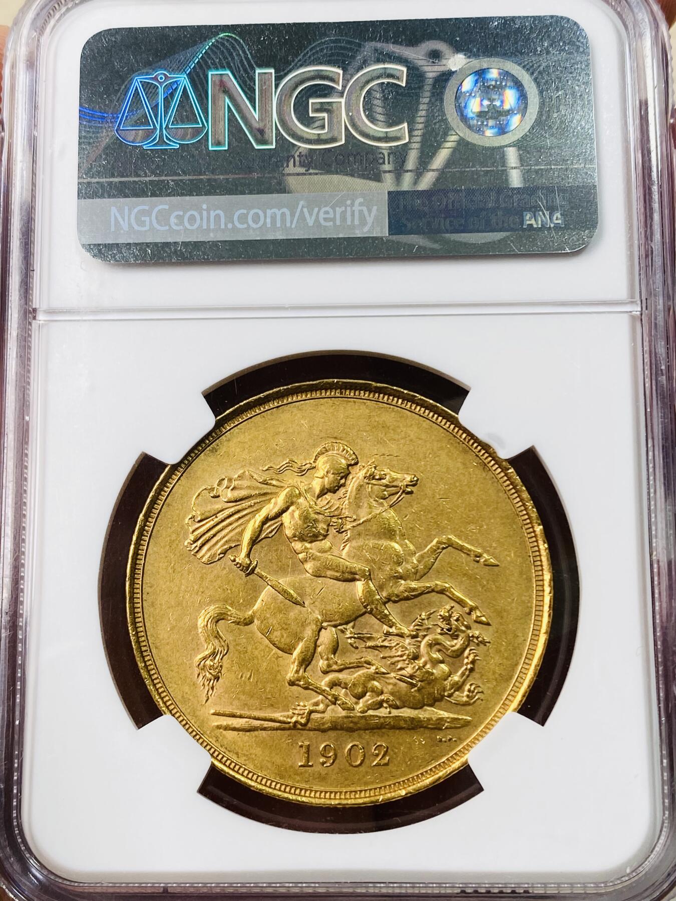 万国钱币拍卖第042期（蛇年首拍） NGC AU58 1902年英国爱德华七世5镑马剑大金币 全系中的最大面值，厚重压手大金饼，在金价一路走高的时期，堪称投资与赏玩兼得的优质品种，39.94g 917金。不久前ha拍出的的一枚AUD以4320美金成交供参考。