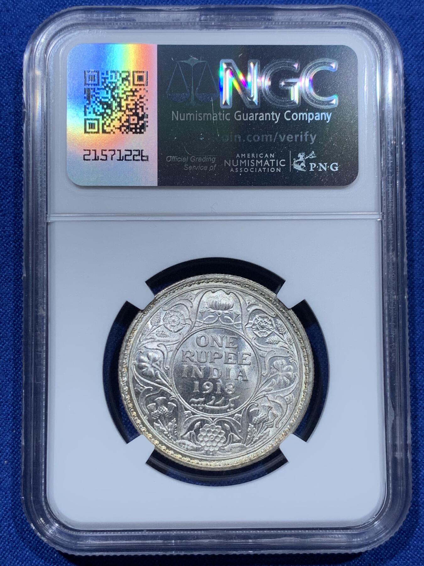 《竞宝斋》第351场 周日，周一 2场连拍 （全场包邮） NGC MS64 英属印度1918年乔治五世 1卢比银币 正面黄油光向橘黄色渐变，背面浅包浆银霜漂亮。63与64是卢比的一道坎，迈过了就算得上好品行列了，如果不想花几千块钱买65，那64就是适合你的性价比之选了。