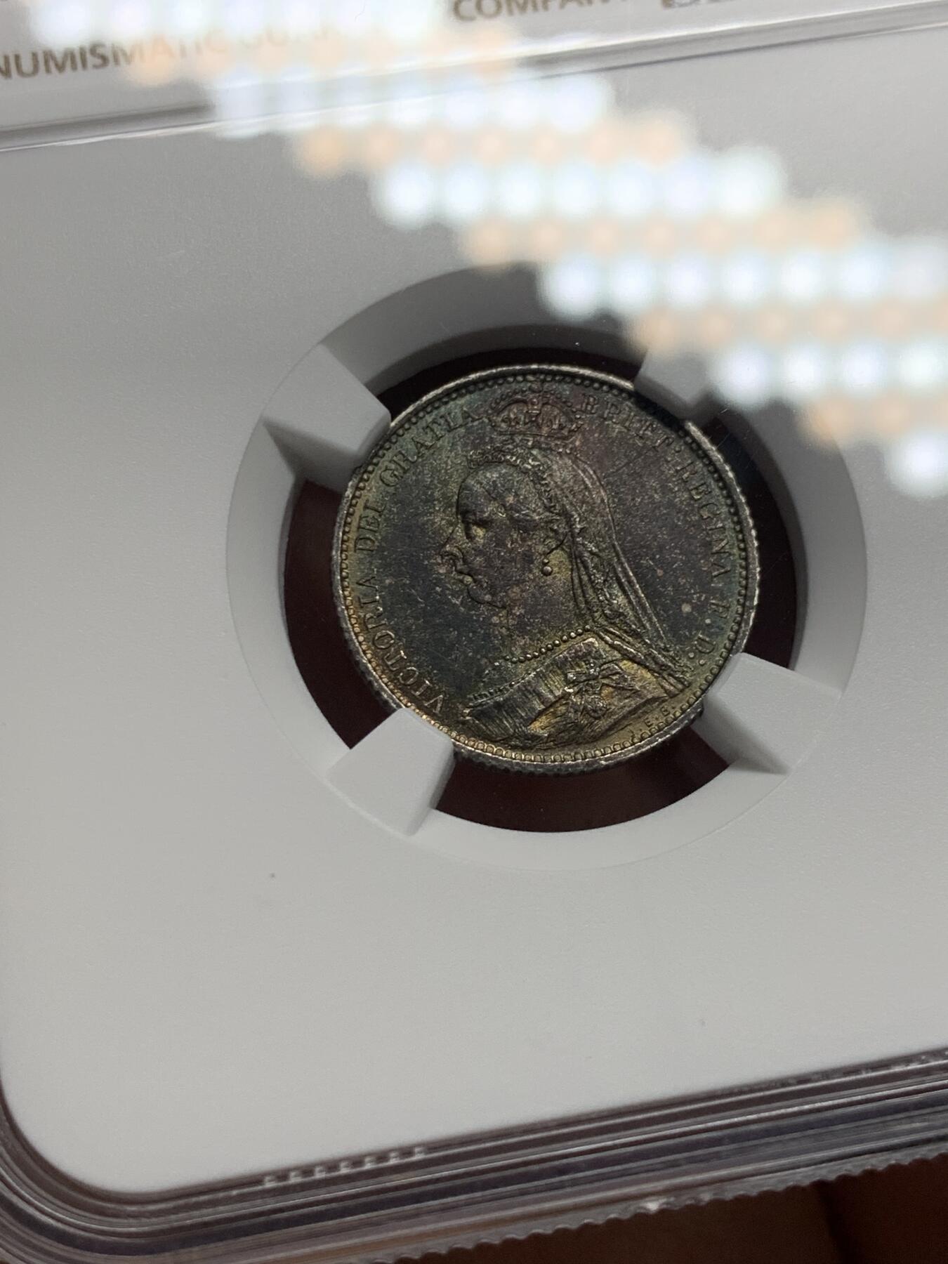 《竞宝斋》第352场 周日，周一 2场连拍 （全场包邮） NGC MS63 英国1887年维多利亚高冠盾徽版6便士 酱彩包浆 很难得