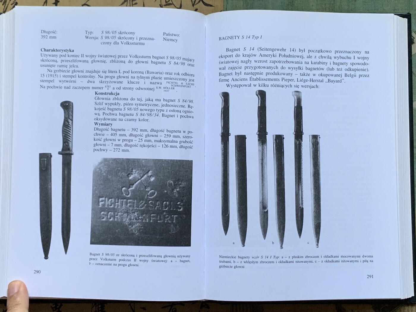 《竞宝斋》第352场 周日，周一 2场连拍 （全场包邮） 欧洲军刀图录，硬壳精装本，非常完整的欧洲军刀收藏手册，国内首见的资料，绝版资料（黑色）