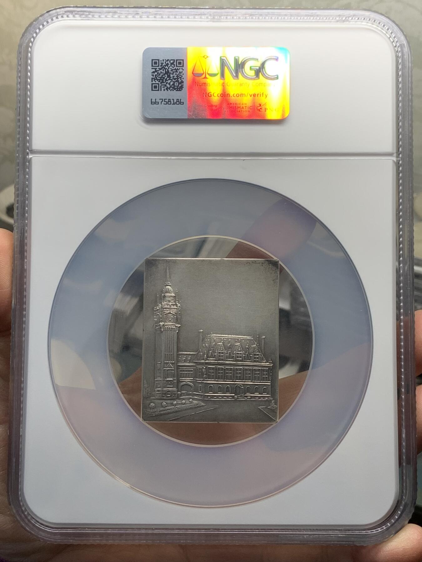 《竞宝斋》第352场 周日，周一 2场连拍 （全场包邮） NGC MS64 高分 首见品 铜镀银，1932 法国加莱爱情与婚姻大奖章，1805年拿破仑为了进攻英国驻扎在此。正面图案是城市徽章，背后建筑为加莱市政厅。重47.15g 、直径：42*50mm